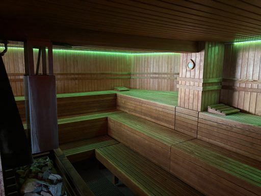 Innenraum einer Sauna mit Holzbänken in der Parksauna Trier