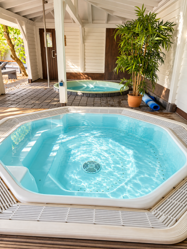 Whirlpool im Saunagarten der Parksauna Trier