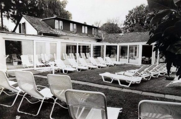Historische Außenansicht der Parksauna Trier mit Liegewiese